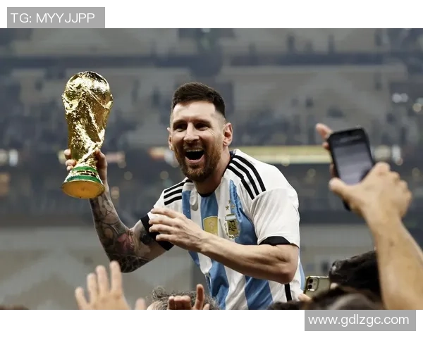 足球巨星与大力神杯的辉煌瞬间：见证荣耀与梦想的交织